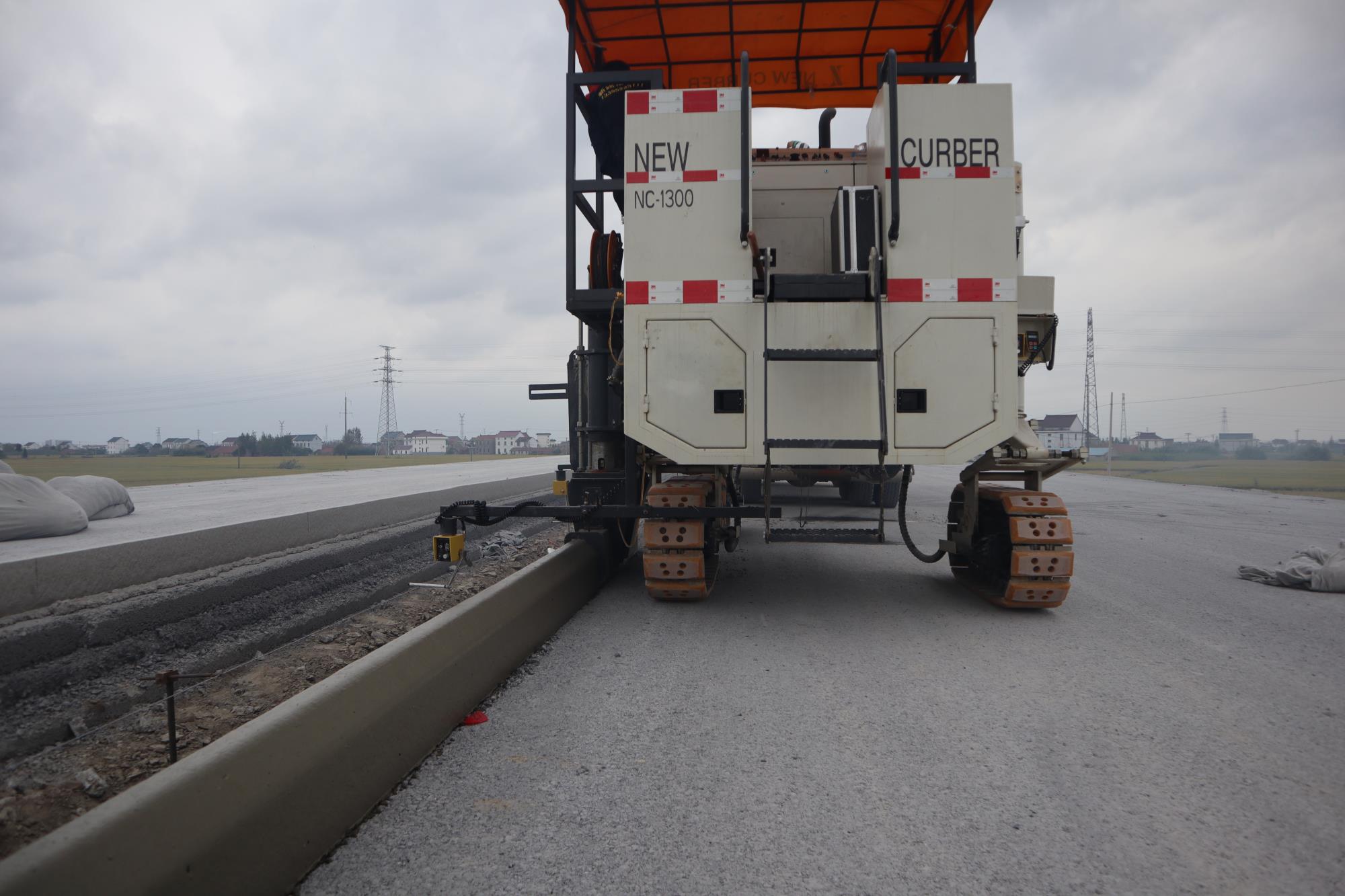 多功能路緣石滑模機，一機多用，一次成型滑模施工