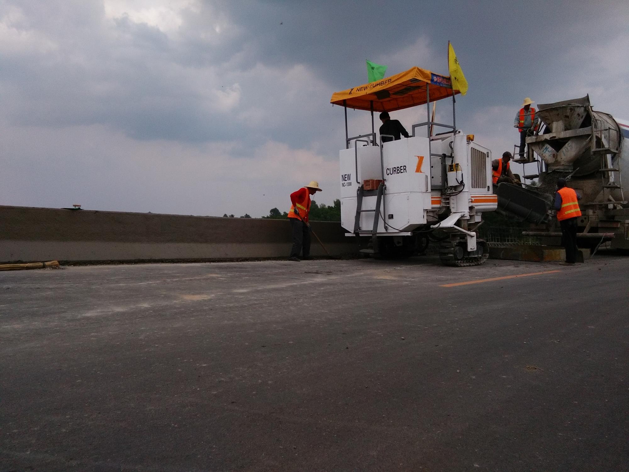 國內(nèi)混凝土滑模攤鋪機品牌有哪些？哪個廠家實力強？