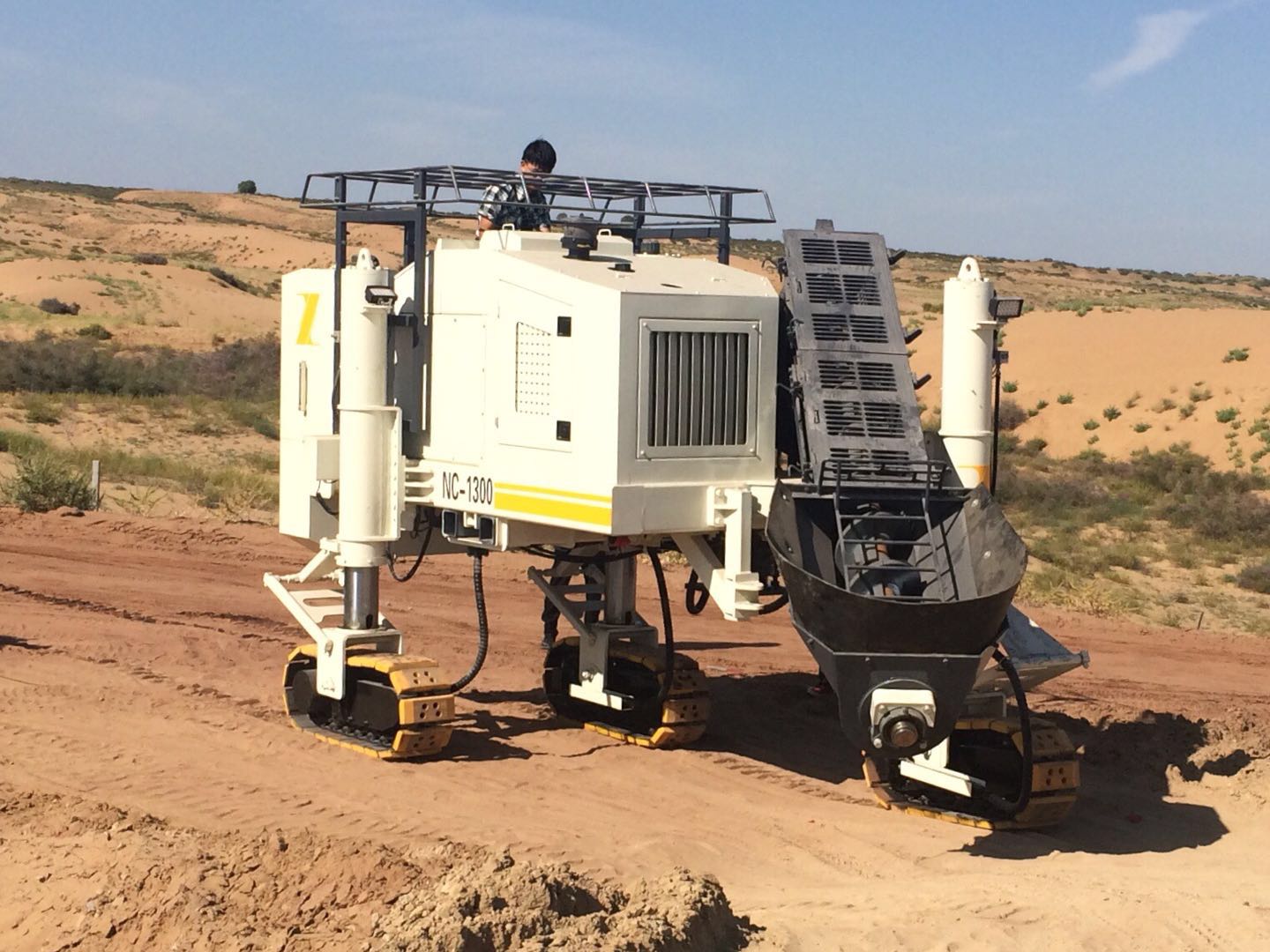 混凝土路緣石滑模機(jī)在滑模施工時要怎樣操作才能使工程完美？