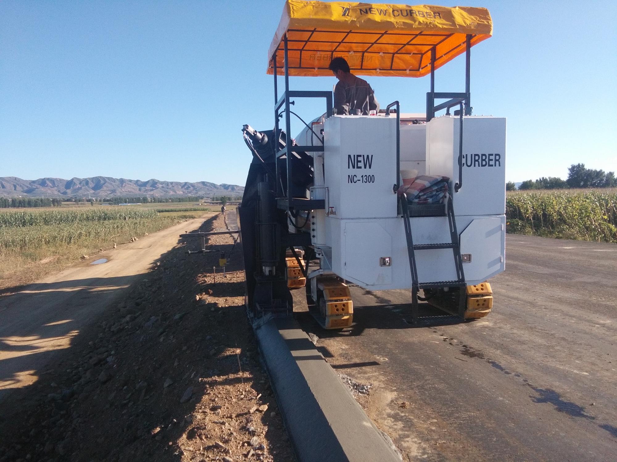 使用混凝土路緣石滑模機(jī)滑模攤鋪節(jié)省了不少人力財力，值得推薦！