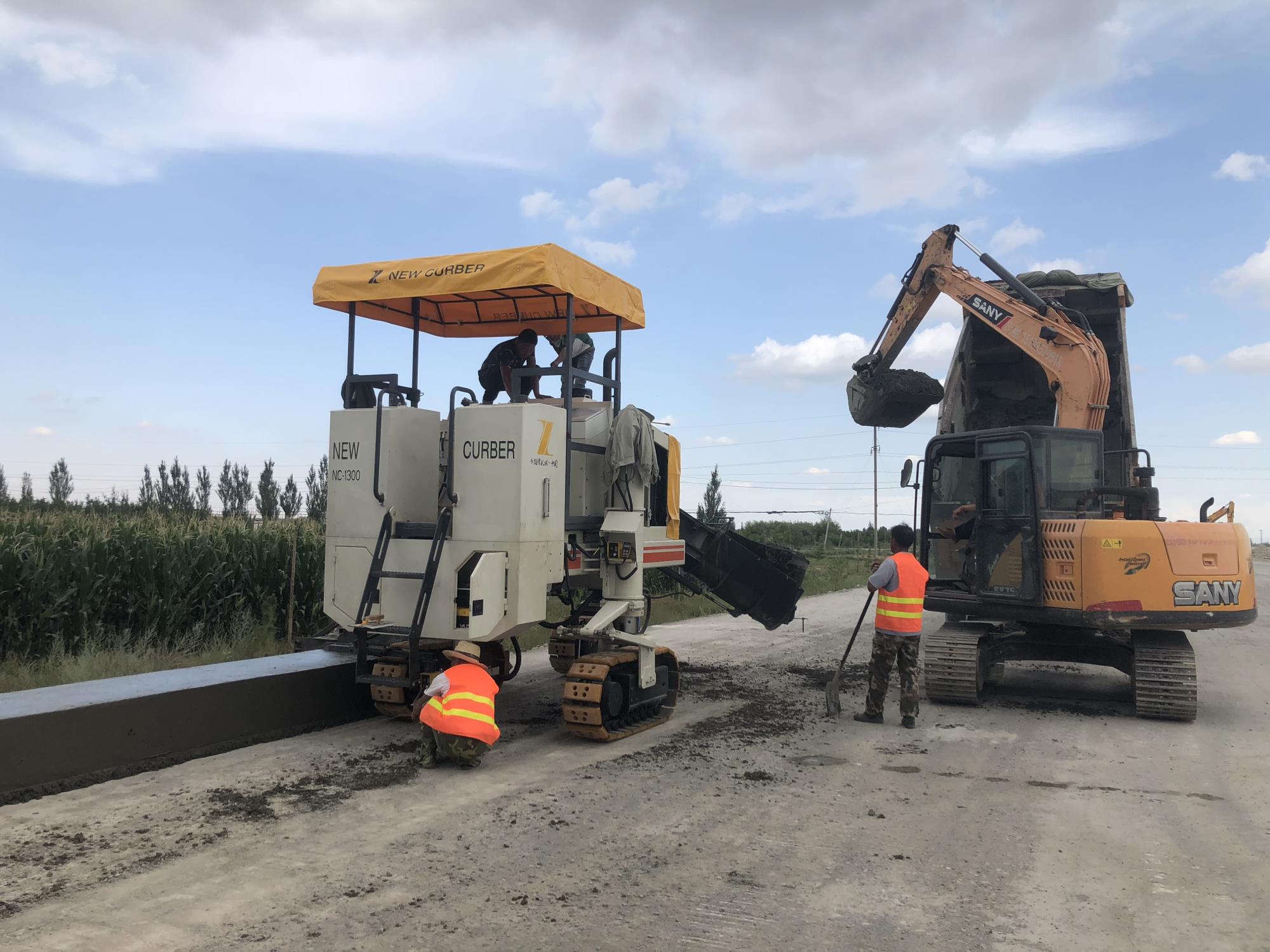 經(jīng)過多年的研究，混凝土路緣石滑模成型機提升了哪些？