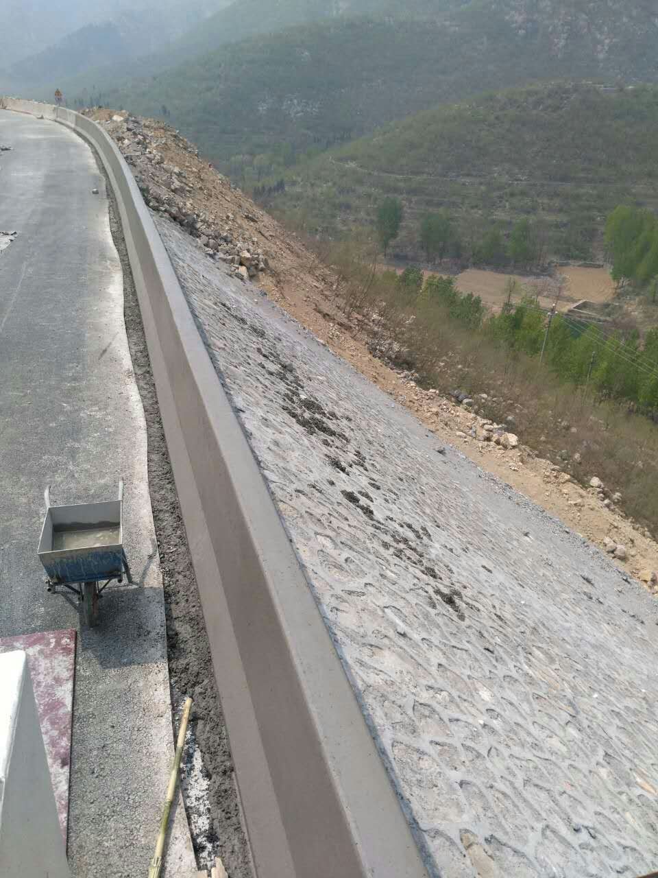 無論何種工況，路緣石滑模機都能完美運行